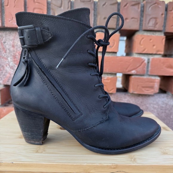Cute Vintage 90s Black leather lace-up ankle boots - Picture 7 of 11
